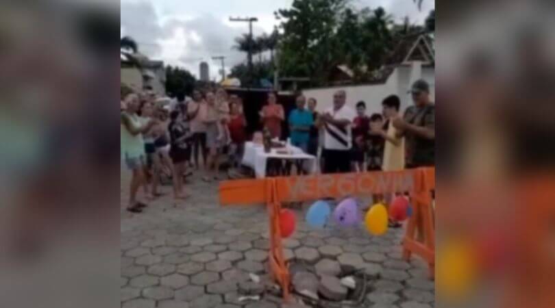 Pessoas ficaram ao redor do buraco enquanto cantavam "Parabéns pra você"