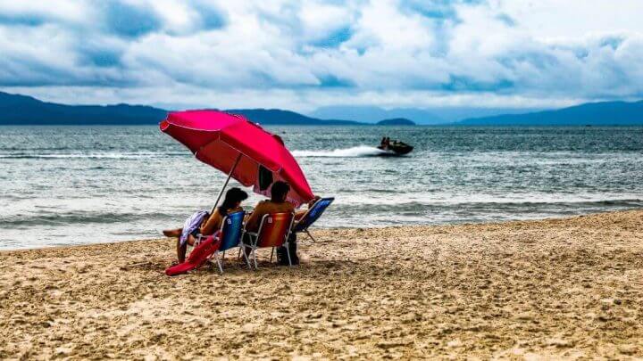Praia tempo nublado