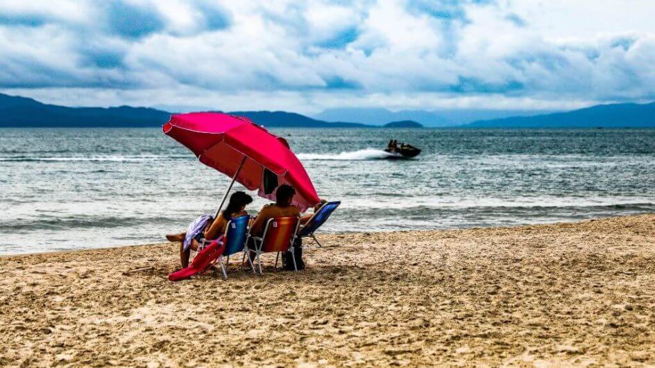Praia tempo nublado