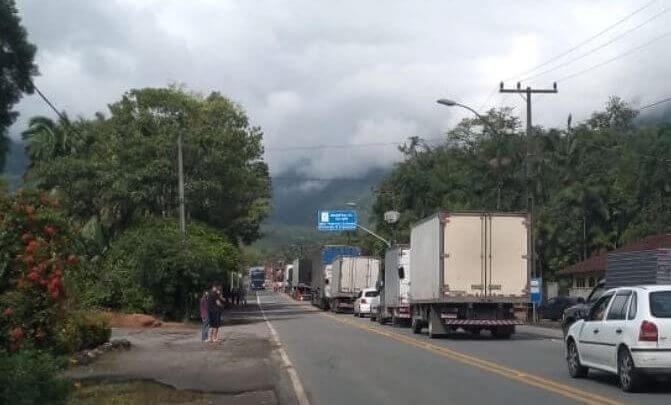 Fila na SC-418 no final do ano passado: moção cobra série de medidas