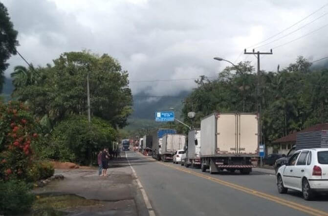 Fila na SC-418 no final do ano passado: moção cobra série de medidas