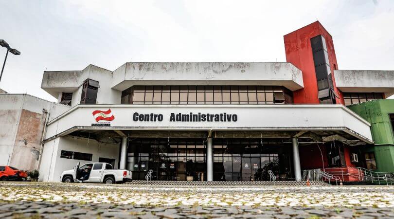Foto da fachada do Centro Administrativo de Santa Catarina