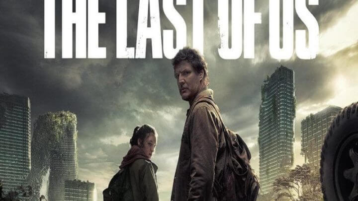 Joel e Ellie olhando para trás no meio de uma cidade apocalíptica