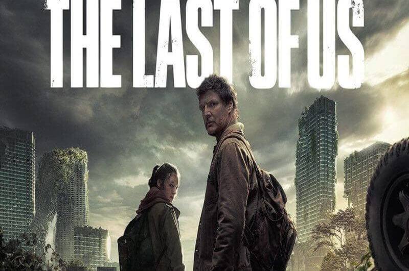 Joel e Ellie olhando para trás no meio de uma cidade apocalíptica
