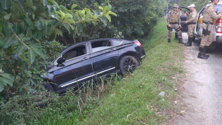 Carro saiu de pista e bateu contra árvore no Rio Vermelho