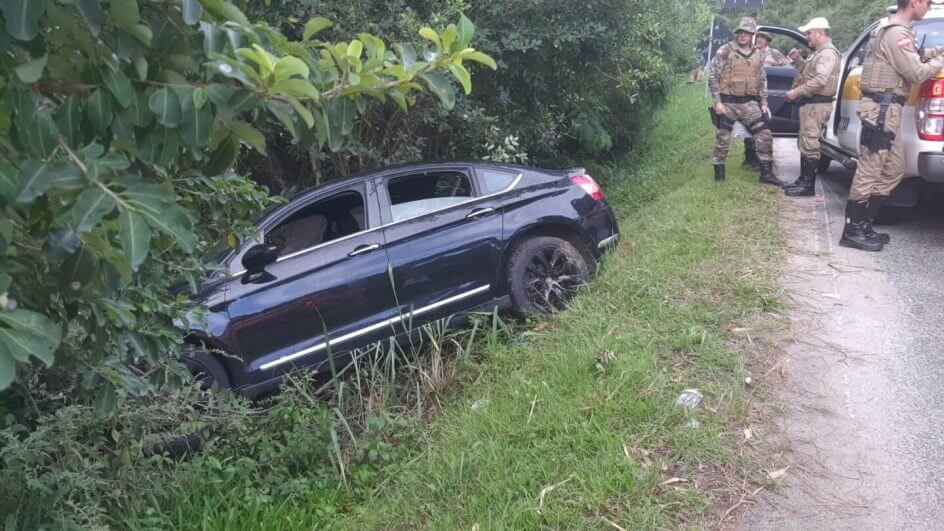 Carro saiu de pista e bateu contra árvore no Rio Vermelho