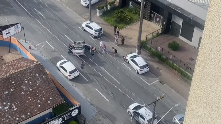 Carro capotou na Rua Joinville