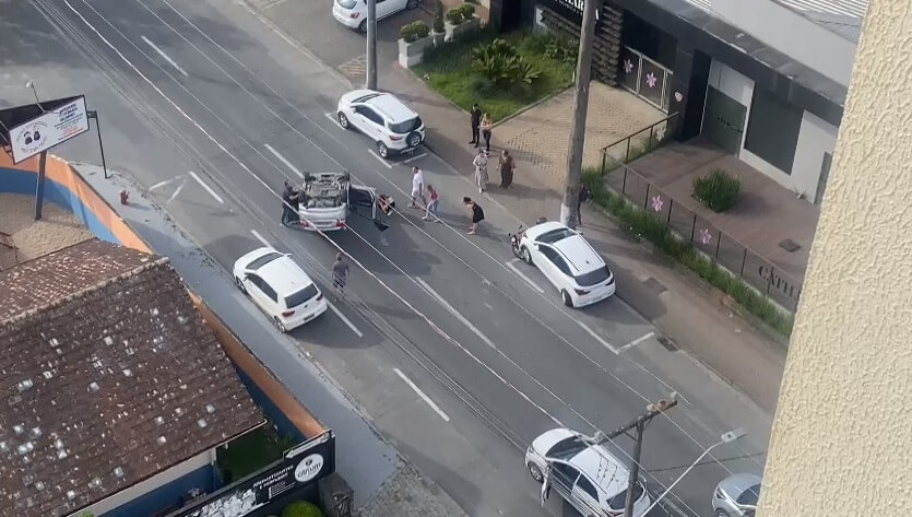 Carro capotou na Rua Joinville
