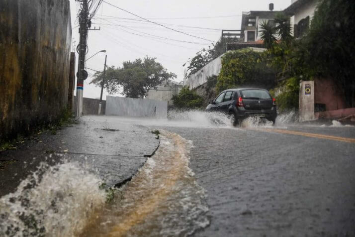 Chuva pode trazer risco de alagamento (Foto: Tiago Ghizoni/DC)