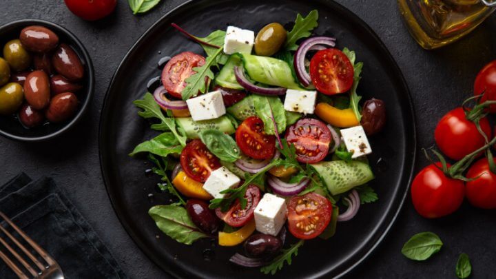 Salada com alface, pepino, tomate, azeitona, queijo, manga e cebola