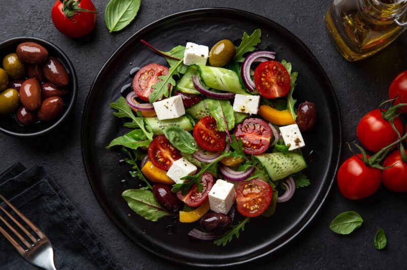 Salada com alface, pepino, tomate, azeitona, queijo, manga e cebola