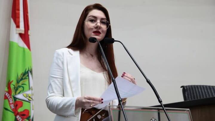 Deputada antifeminista de extrema-direita pode receber medalha Antonieta de Barros
