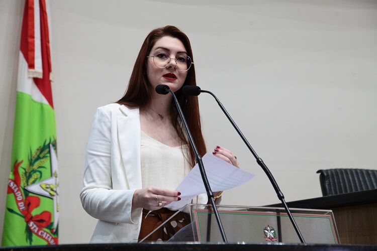 Deputada antifeminista de extrema-direita pode receber medalha Antonieta de Barros