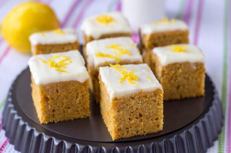 Bolo de cenoura com cobertura de cream cheese em cima de uma forma preta