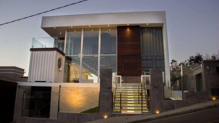 A casa contêiner tem sido usada em empreendimentos comerciais, como cabanas e bares, ou para moradia própria.