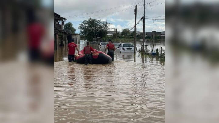 Ruas ficaram alagadas após as chuvas (Foto: Corpo de Bombeiros Militar/Divulgação)