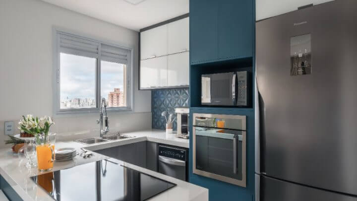 cozinha planejada com detalhes em azul marinho