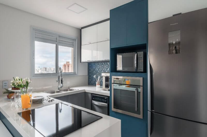 cozinha planejada com detalhes em azul marinho