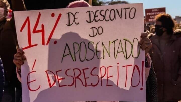 Protesto de professores contra a alíquota de 14%