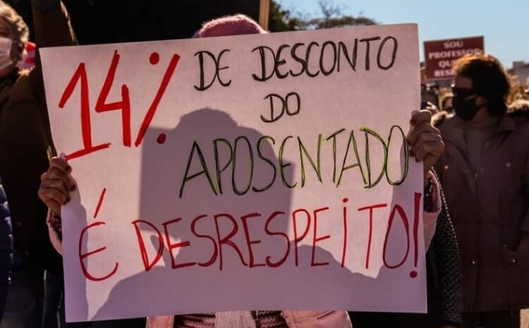 Protesto de professores contra a alíquota de 14%