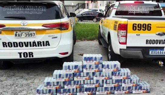 Bebidas foram localizadas no interior do carro (Foto: PMRv/Divulgação)