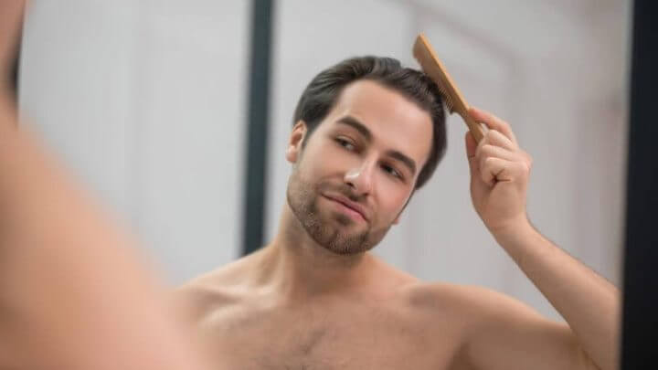 Homem penteando o cabelo