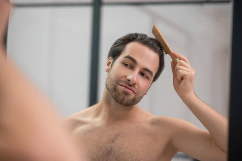 Homem penteando o cabelo