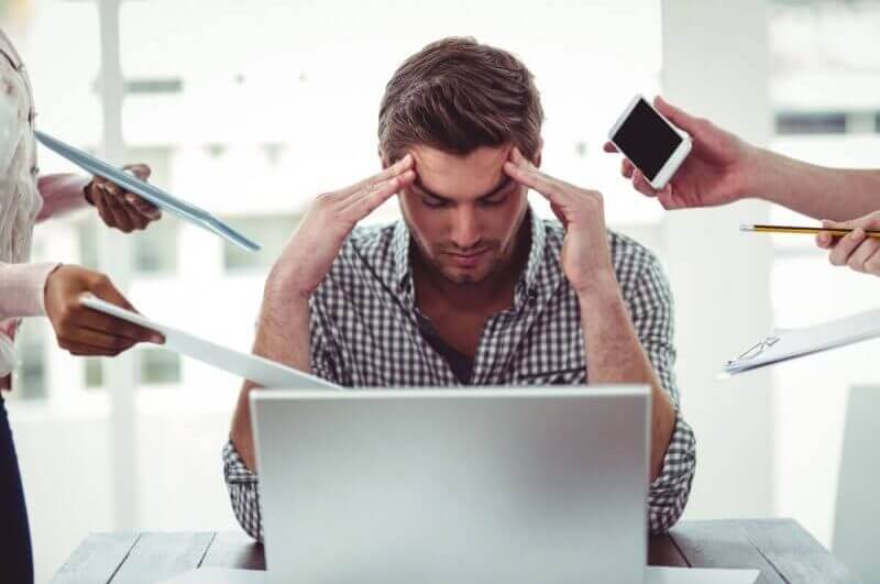 Empresário estressado no trabalh