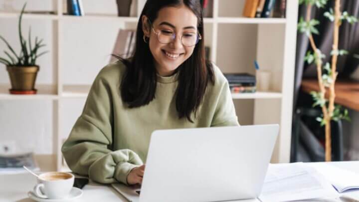 Menina de óculos estudando