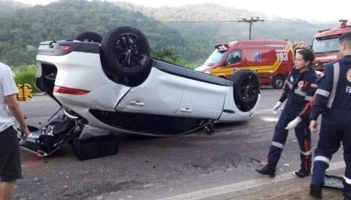 Jaguar após o acidente na BR-470, em Gaspar