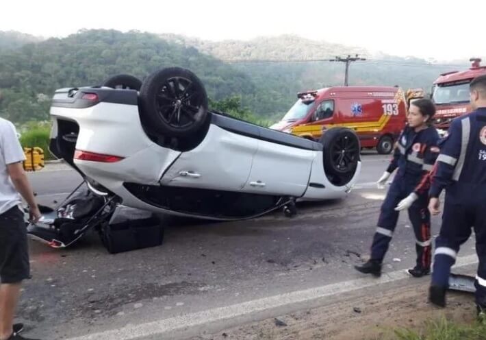 Jaguar após o acidente na BR-470, em Gaspar