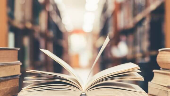 Livro em biblioteca aberto