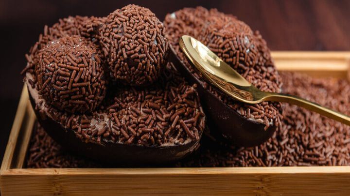 Ovo de Páscoa com brigadeiro e granulado