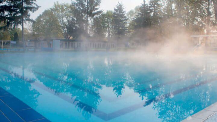 Piscina com vapor, demonstrando estar aquecida