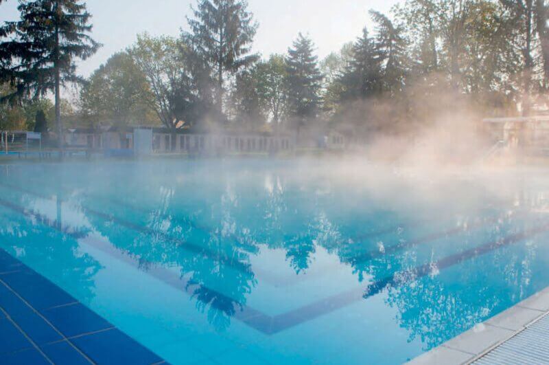 Piscina com vapor, demonstrando estar aquecida