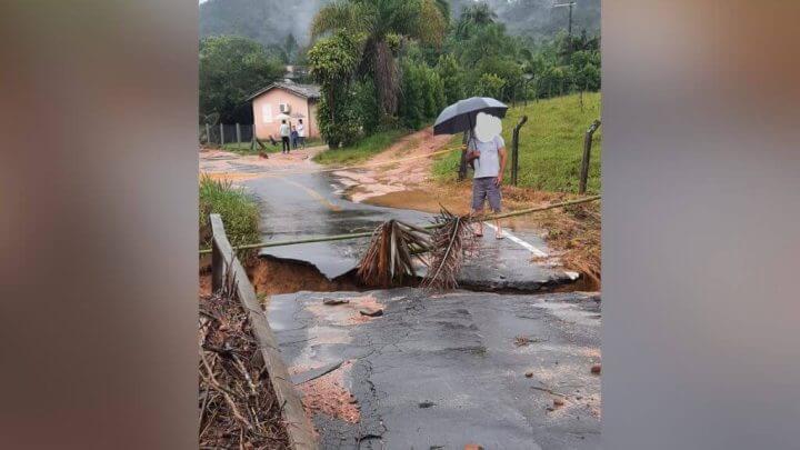 Equipes trabalham na região para recuperação da ponte (Corpo de Bombeiros Militar/Divulgação)