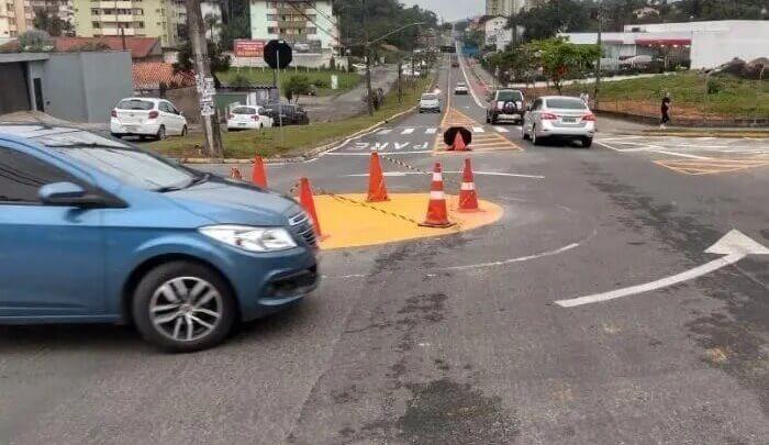 Prefeitura respondeu ao MP que instalação da minirrotatória foi para trazer mais segurança