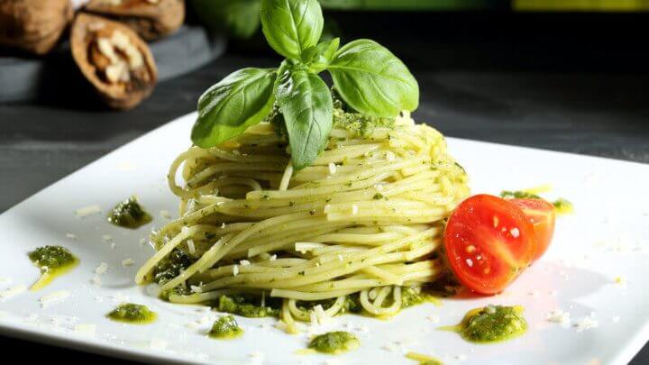 Prato branco com Espaguete ao molho pesto
