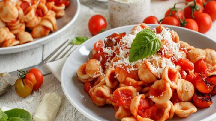 Orecchiette com molho de tomate em um prato branco