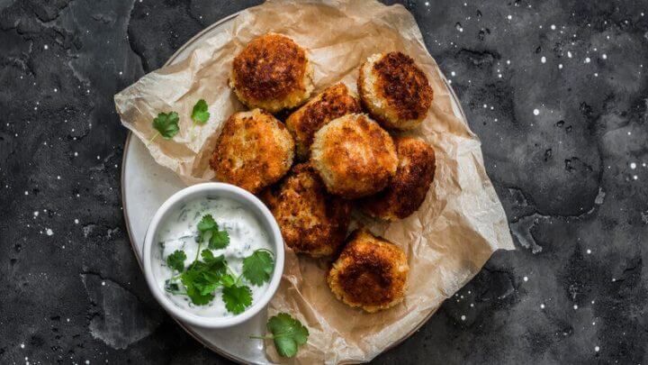 Bolinhos de atum em um prato branco