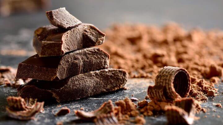 Pedaços de chocolate em uma mesa de madeira