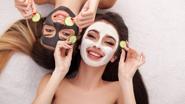 Uma imagem de duas amigas meninas relaxando com máscaras faciais