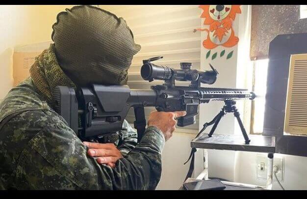 Imagens mostram snipers com armas apontadas para o local em que um homem mantinha reféns uma mulher e três crianças