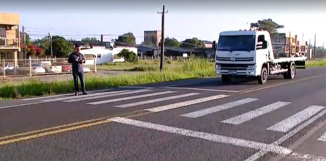 Moradores reclamam de falta de sinalização no local (Foto: NSC TV/Reprodução)