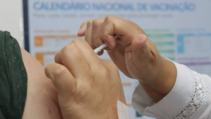 Vacina bivalente é disponibilizada ao público prioritário