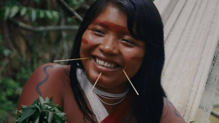 Mulher indígena no filme "A Última Floresta"