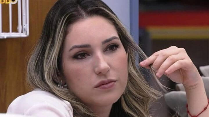 Amanda do BBB23 mexendo no cabelo