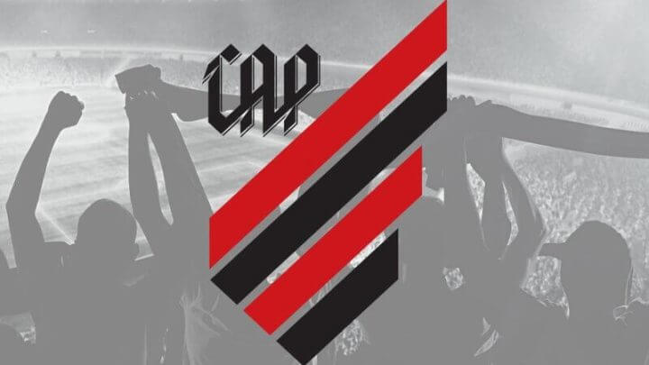 Logo do time Athletico Paranaense em frente a imagem de uma torcida em estádio