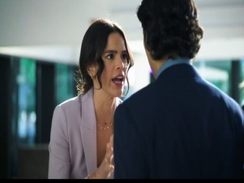 Cena do filme 'Besouro Azul' com a atriz Bruna Marquezine falando com Xolo Maridueña