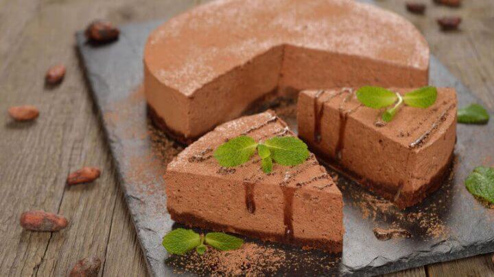 Cheesecake de chocolate com cacau em pó e folhas de hortelã